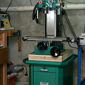 Grizzly G690 bench top milling machine on a stand
