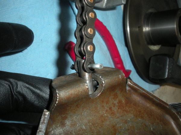 Connect the chain to the speed change plate like this using the t-bolt and the cotter key. Be sure and bend at least one leg out on the cotter key.