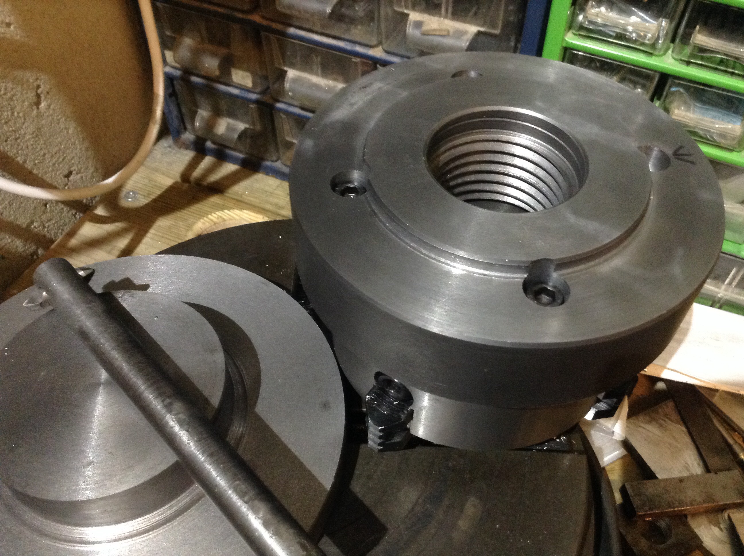 Four jaw chuck on backplate
