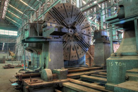 800px-Cockatoo_Island_Giant_Lathe_HDR_(8034521631).jpg