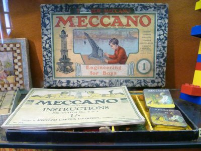 1024px-Meccano_Set,_Edinburgh_Museum_of_Childhood.JPG